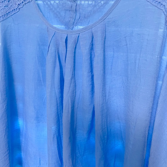 Super flowy blue light weight shark bite tank top blouse. 2X - Picture 4 of 6